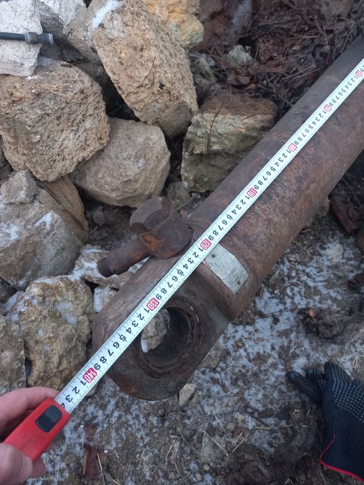 Гідроциліндр великій.