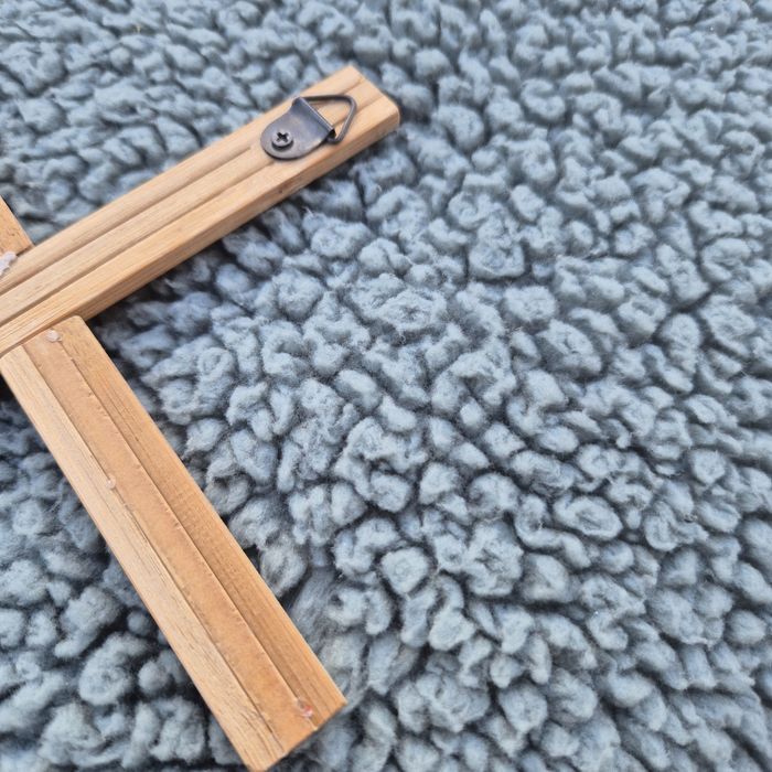 Katolicki drewniany krzyż ścienny