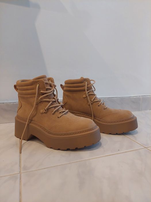 Botas nunca usadas com plataforma tamanho 38