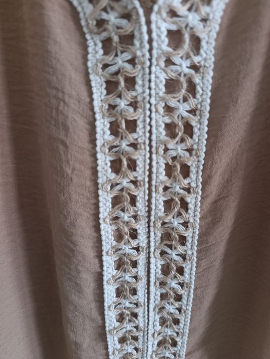 Vestido creme com bordado