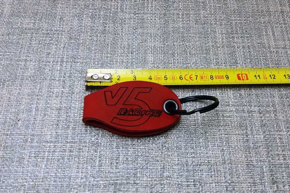 Porta chaves em cabedal, com a marca de motorizadas antigas.