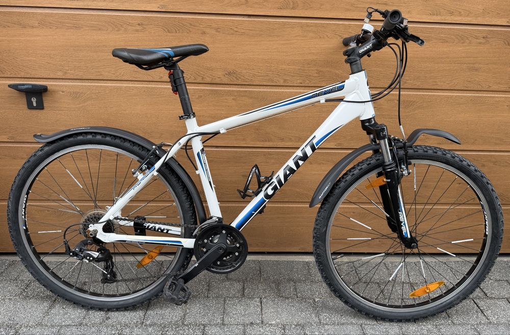 Rower górski Giant Revel 26 cali, biało-czarno-niebieski rama M