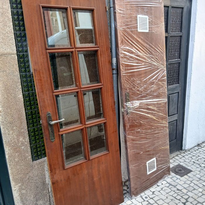 Portas de madeira e uma metal com vidros