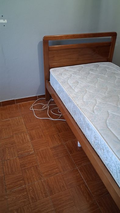 Vendo cama de solteiro com colchão