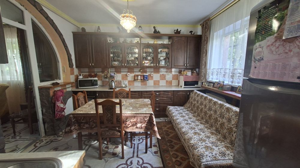 Продаж просторого будинку у передмісті  Івано-Франківська . Площа 235 м2. Земельна ділянка 25 соток. 2 Гаражі . Басейн. Комунікації. 15 км до міста
