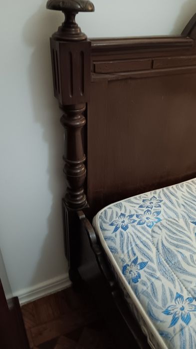 Cama de solteiro em madeira