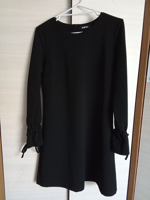 Sukienka czarna z długim rękawem