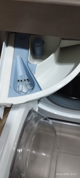 Máquina de lavar e secar roupa de encastre Ariston Hotpoint