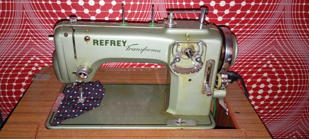 Máquina de costura semi industrial Refrey , modelo 427 com Móvel !