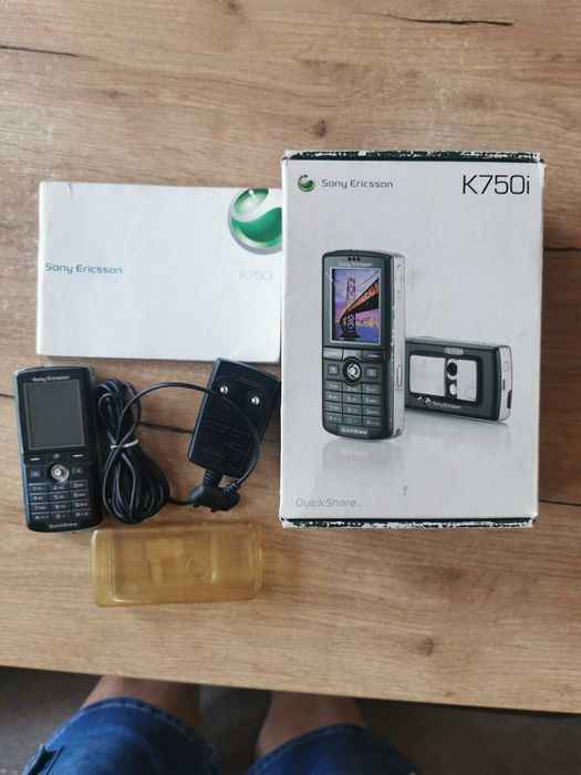 Telefon komórkowy Sony Ericsson K750i z oryginalną ładowarką pudełkiem i instrukcją obsługi