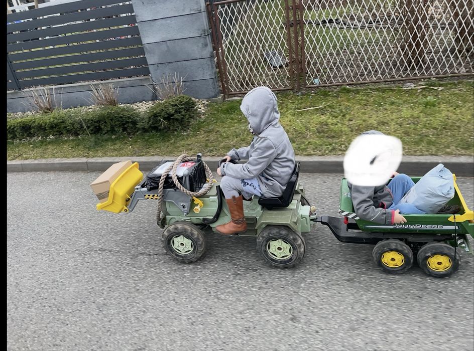 Traktor na pedały z przyczepą i łyżką. Jeździk
