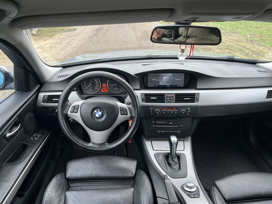 BMW e90 325i automat, skory, navi, pdc 218km