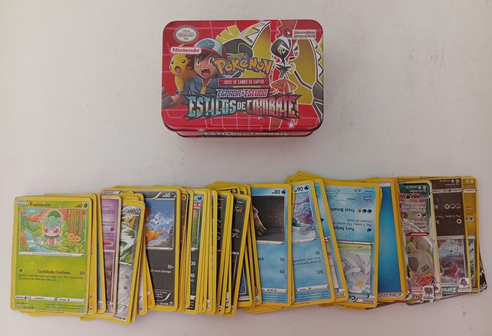Conjunto de 80 cartas do Pokémon + lata