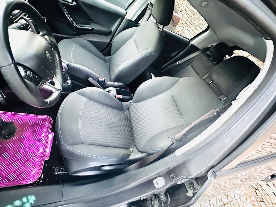 Peugeot 208 em ótimo estado