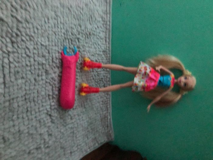 kolorowa lalka barbie na wrotkach