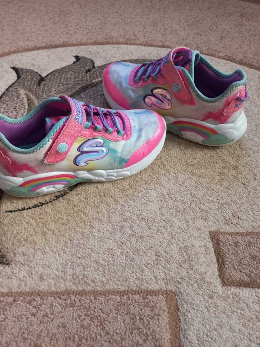 Фірмові кросівки