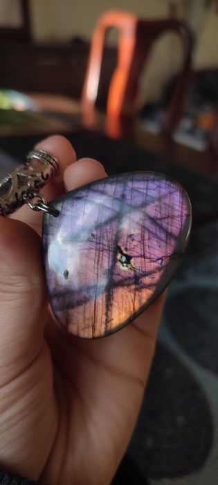 Labradoryt fioletowy pomarańczowy kryształ labradarytu wisior wisiorek