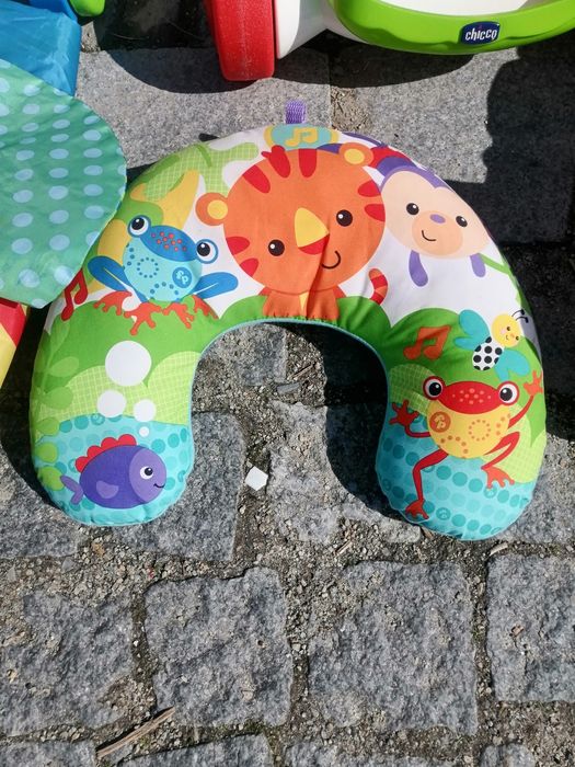 Brinquedos para crianças + cadeira de comer de criança +globos antigos