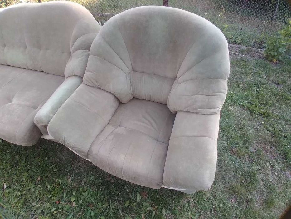 Мяка частина ,розкладний диван та два крісла.