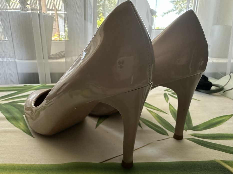 Бежеві лакові туфлі 38