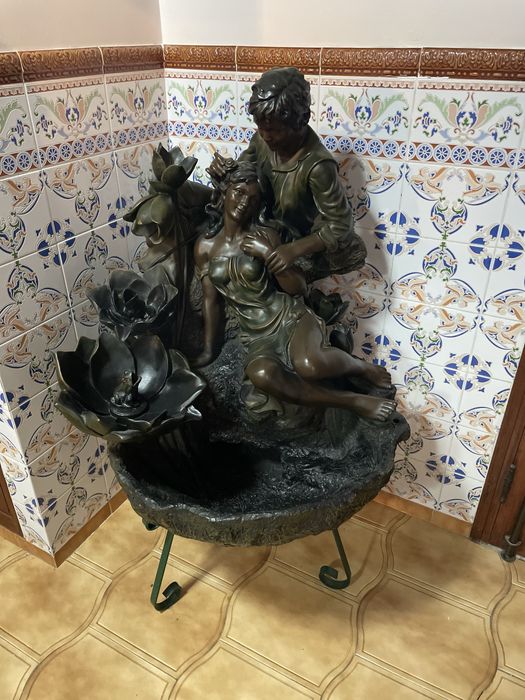 Estatuetas religiosas e quadros