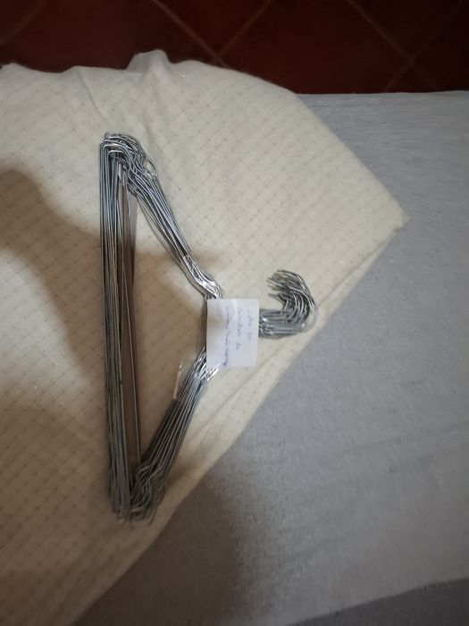 Lote 30 cabides  de arame