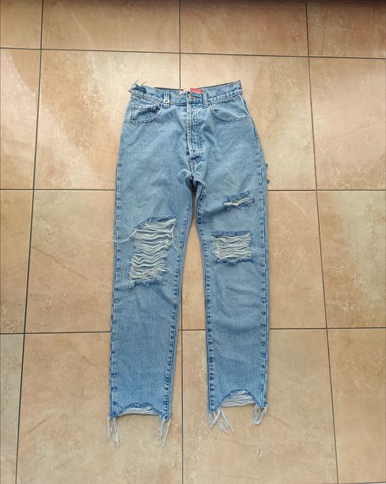 Spodnie z dziurami jeansy przetarcia