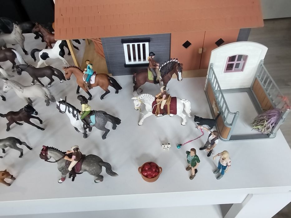 Zestaw Schleich: konie ze stajnią i przyborami