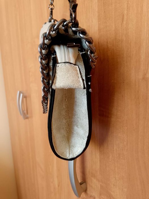 Torebka damska listonoszka imitacja zamszu z metalowym łańcuszkiem.