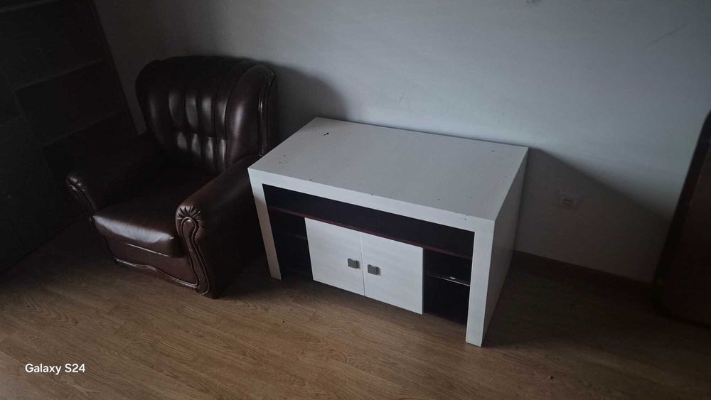 Estantes de escritório ou para quarto, em bom estado de conservação.