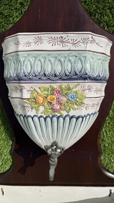 Fonte decorativa  antiga pintada a mão