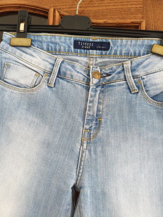 Calça de ganga de mulher da marca Tiffosi