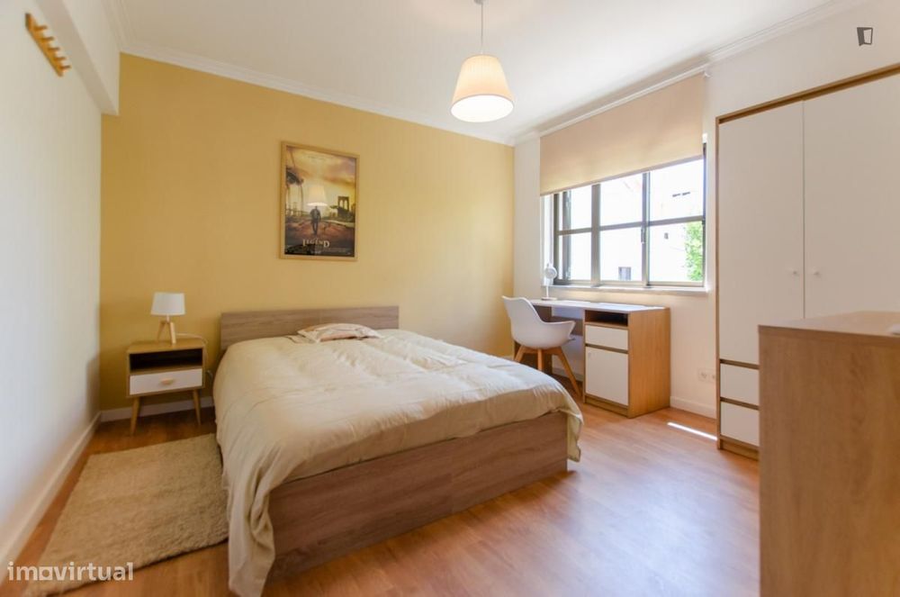 Quarto - localizado em Oeiras Lisbon