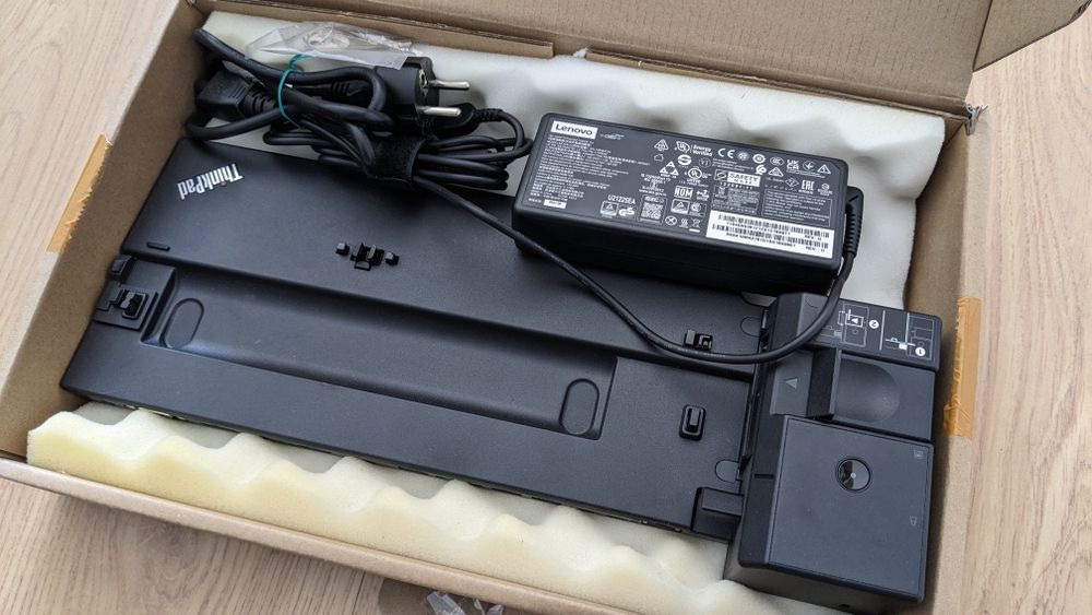 Docking station Lenovo com carregador e chaves