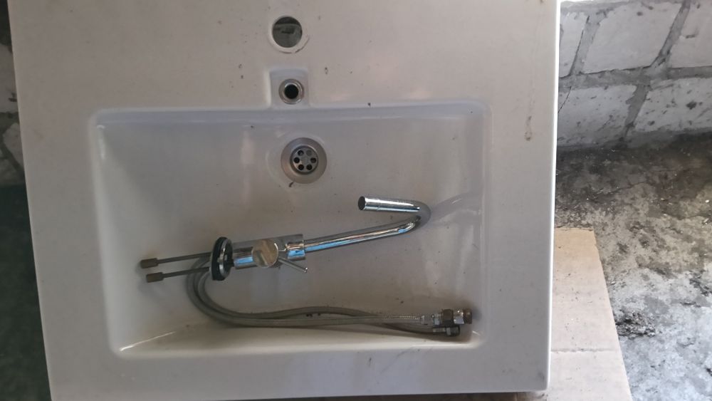 Umywalka   biała z baterią