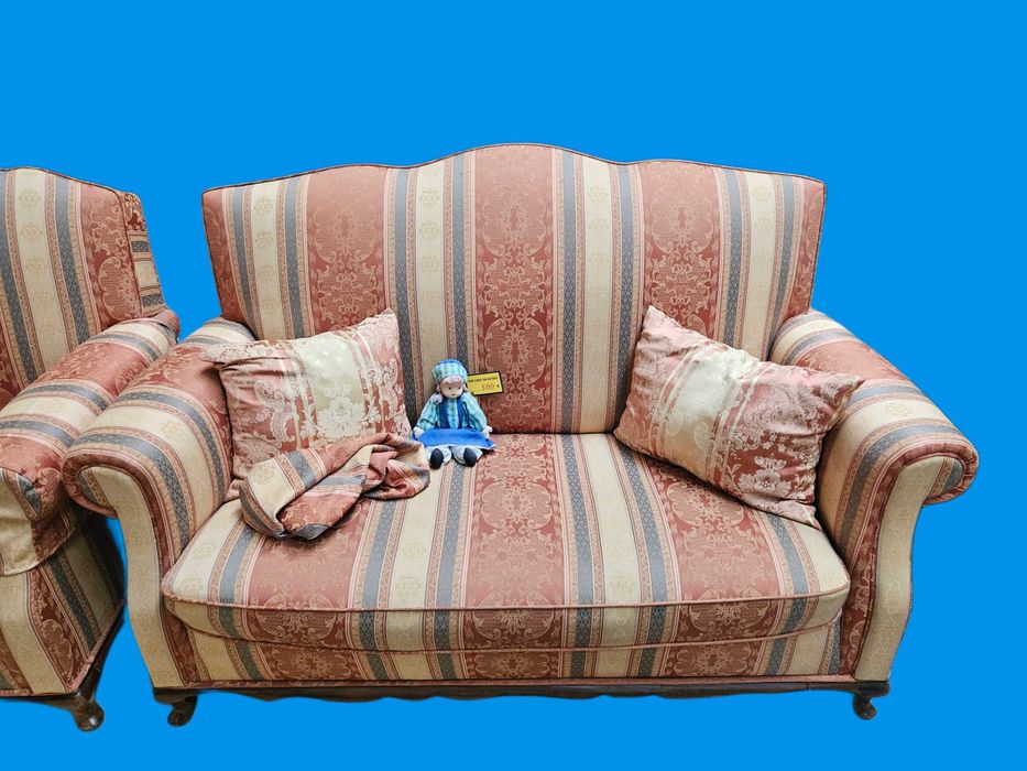 Sofá em pele de dois lugares - Algumas marcas de desga