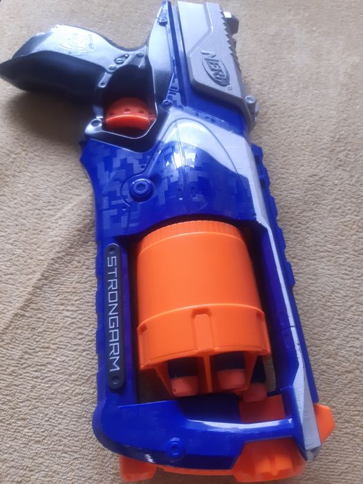Pistole Nerf Stongarm z 3 strzałkami
