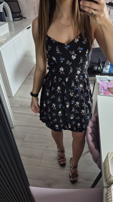 Piekna czarna sukienka w kwiatki H&M  r M