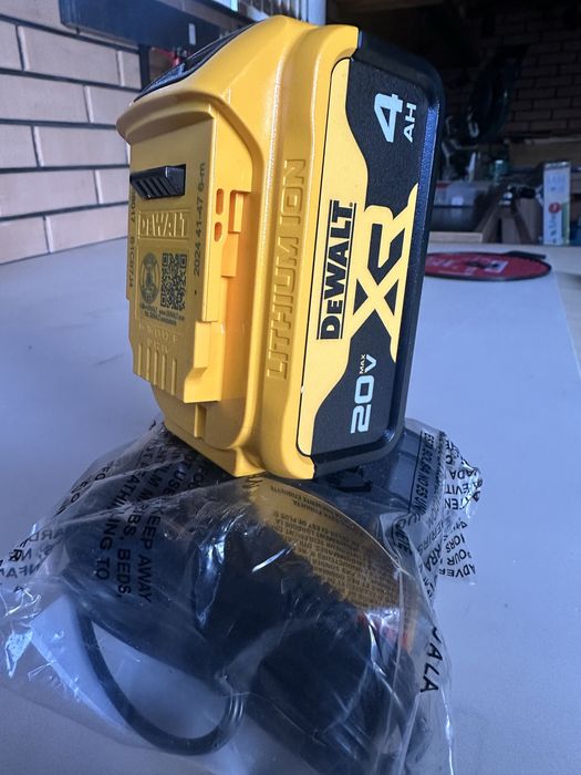 Dewalt DCB 204+зарядне(110V)
