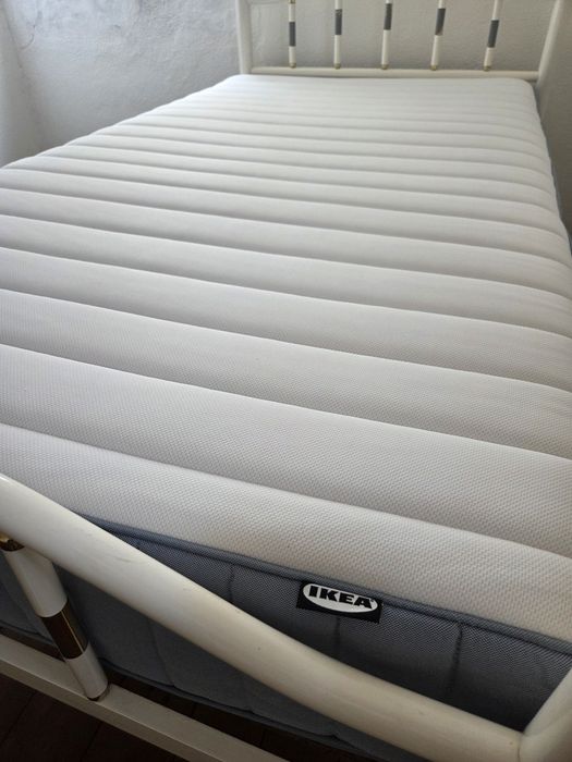 Colchão 90X200 como novo, só têm 6 meses e quase não foi usado.