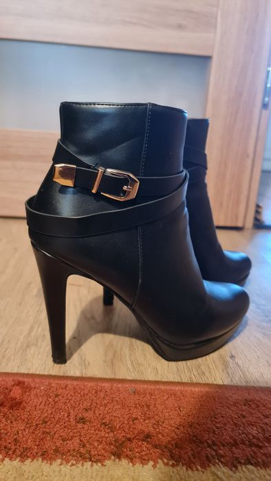 Buty Vinceza z ozdobną złotą klamrą