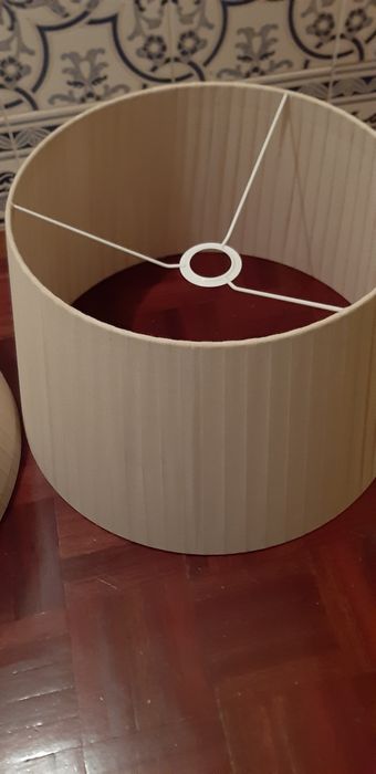 Cream-colored table lamp64741180872065122