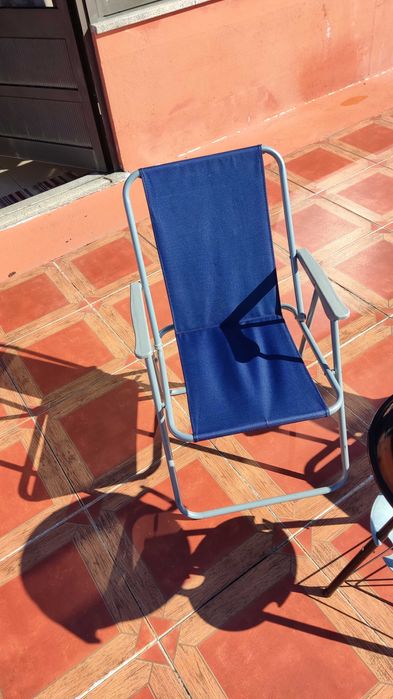 Cadeiras de camping e churrasqueira portátil