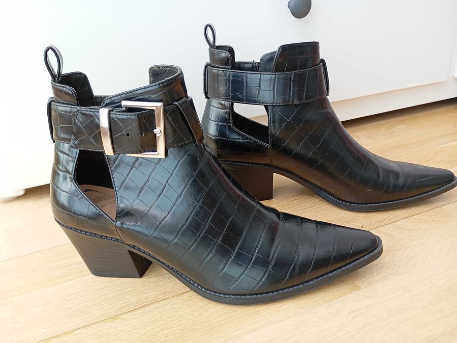 Botins pretos com textura