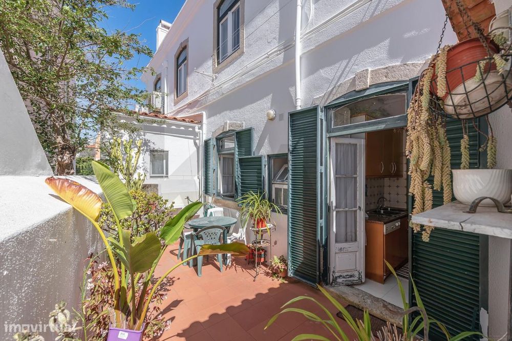 Charme Histórico com Pátio Privativo: O Seu Novo T2 de Sonho em Santo