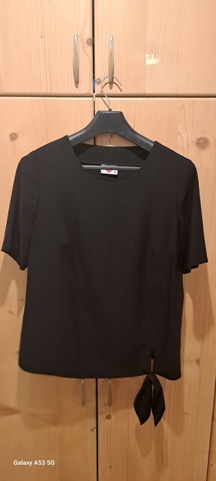 Bluzka damska, czarna, z krótkim rękawem.