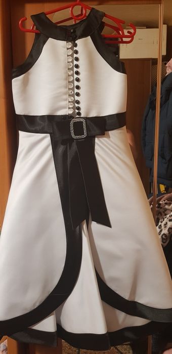 Продам шикарное платье на маленькую принцессу.