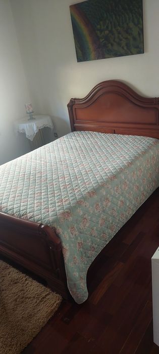 Mobilia de quarto completa em madeira de Nogueira