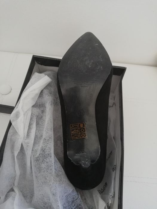 Sapato alto em camurça