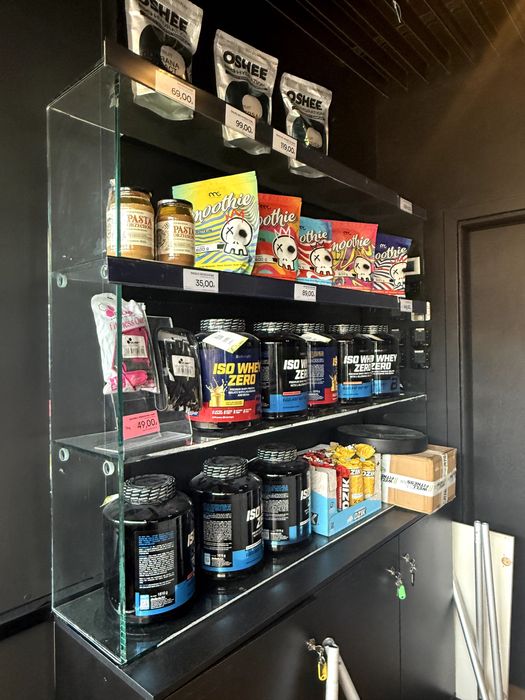 Regał szklany. Oddam za darmo. Galeria Bronowice.